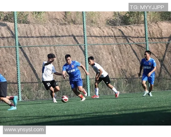 足球场上的微笑魅力十足10号明星的快乐瞬间与球迷的心灵共鸣